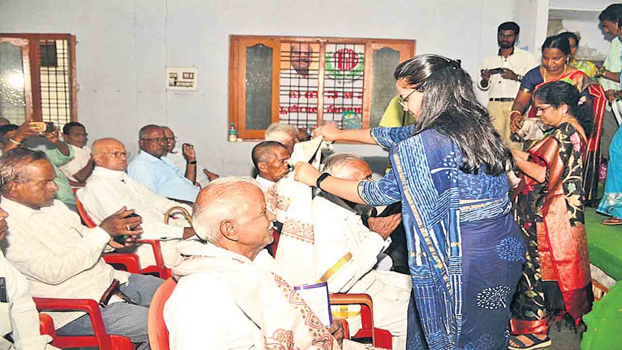 తల్లిదండ్రులను కంటికి రెప్పలా కాపాడుకోవాలి