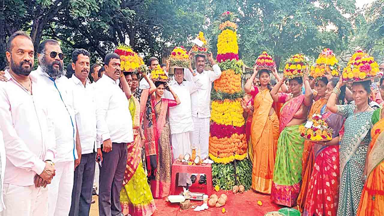 సంబురంగా అట్ల బతుకమ్మ