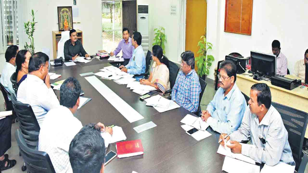 ఉపాధి కల్పించే స్థాయికి ఎదగాలి