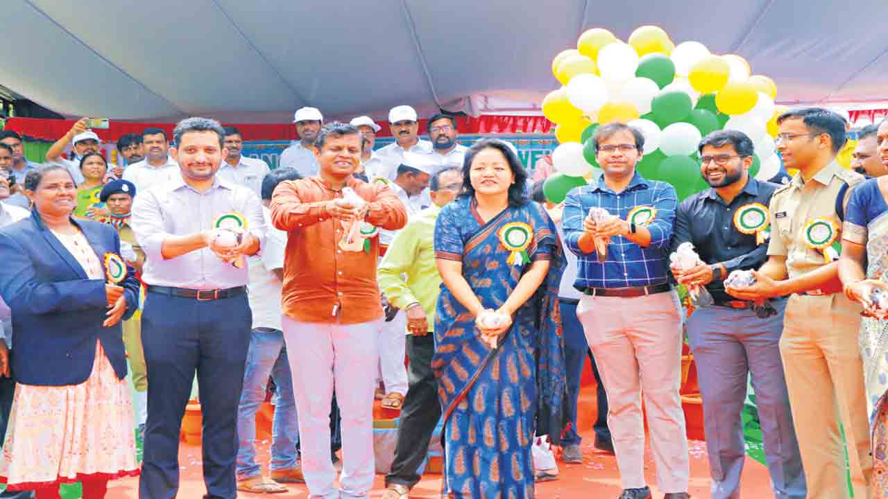 అట్టహసంగా ఆరంభం