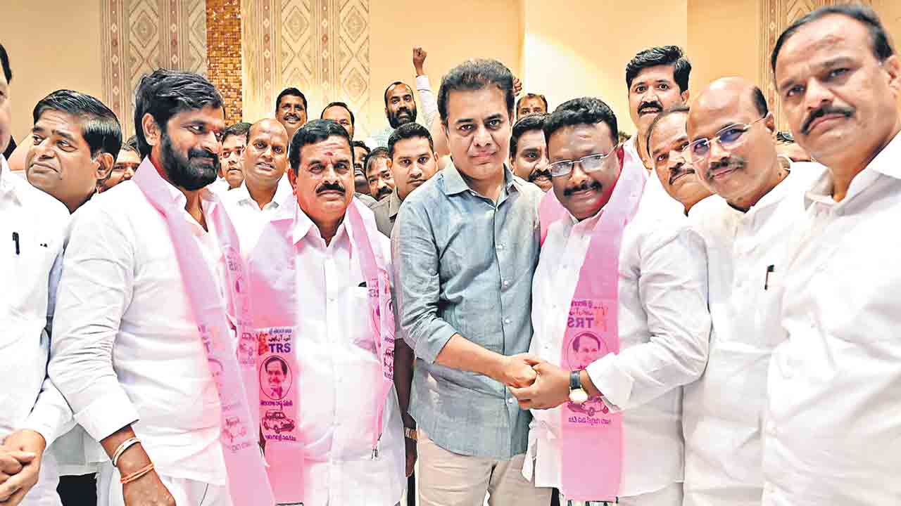 సొంతింటికి చేరిన స్వామిగౌడ్‌, శ్రవణ్‌