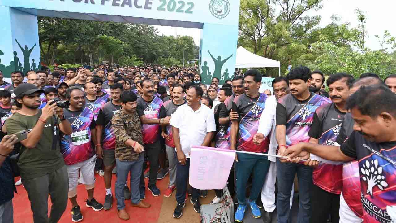 బొటానికల్ గార్డెన్లో రన్ ఫర్ పీస్ను ప్రారంభించిన ఎంపీ సంతోష్ కుమార్