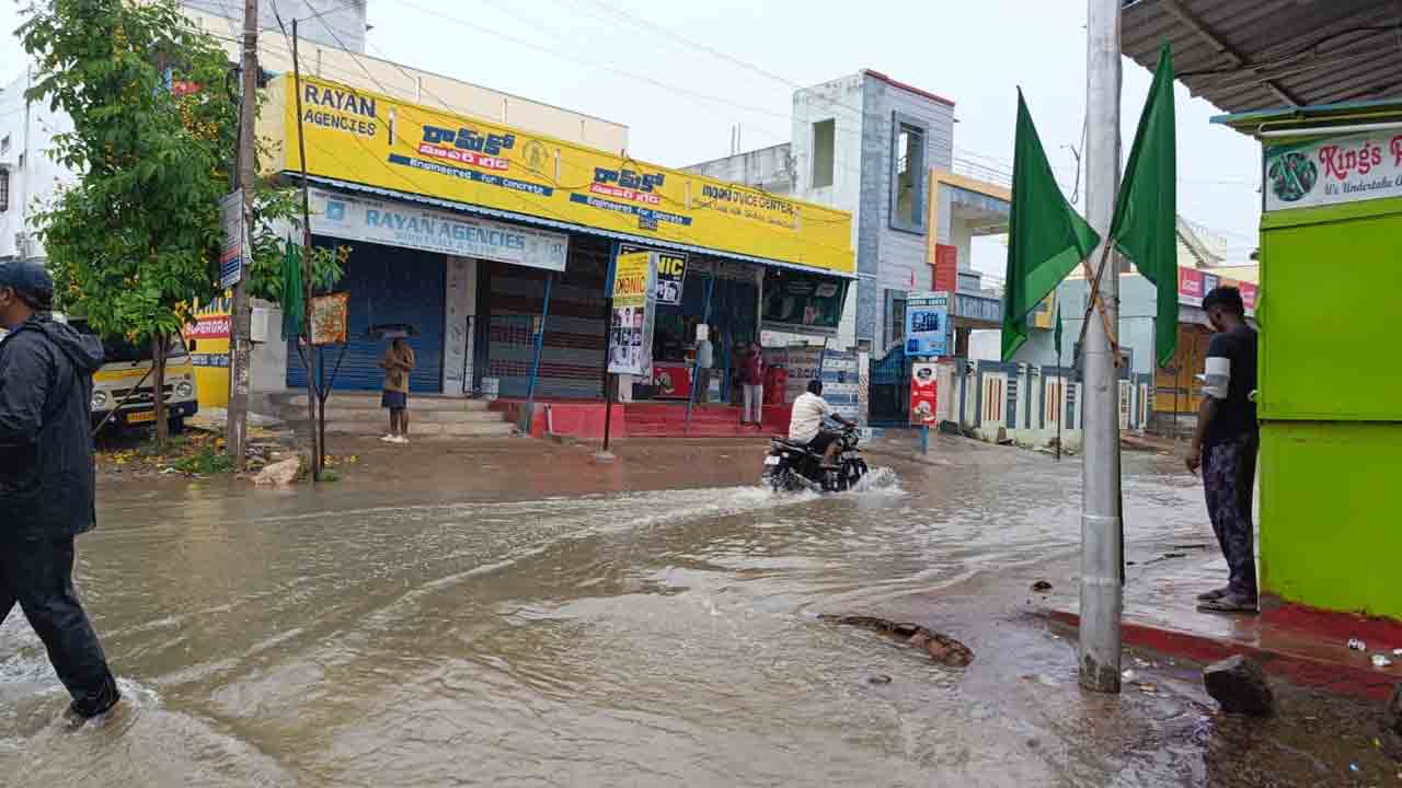ఉమ్మడి మహబూబ్‌నగర్‌ జిల్లాలో ఎడతెరపిలేకుండా కురుస్తున్న వర్షం..