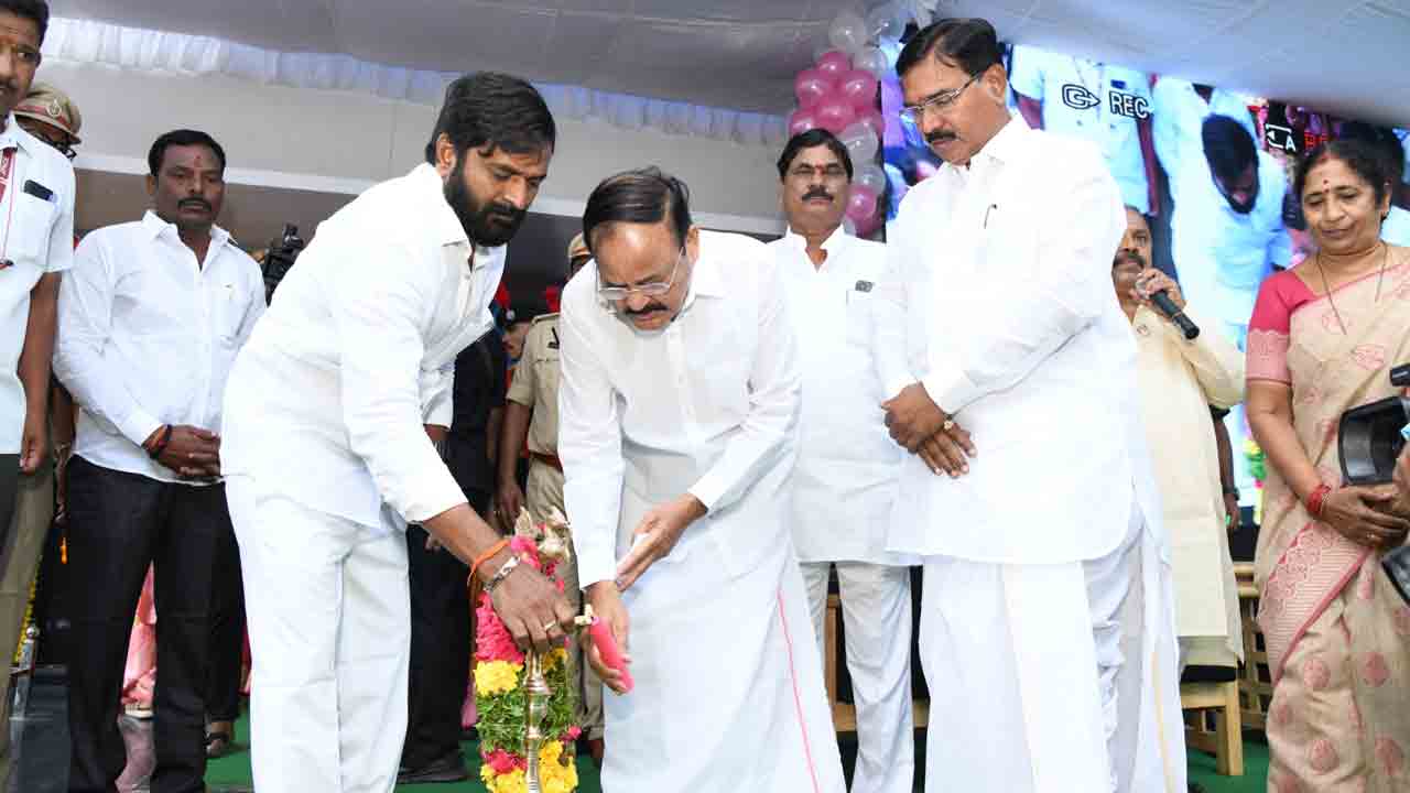 మాతృభాషకు విలువ ఇచ్చిన గొప్పవ్యక్తి కేసీఆర్‌