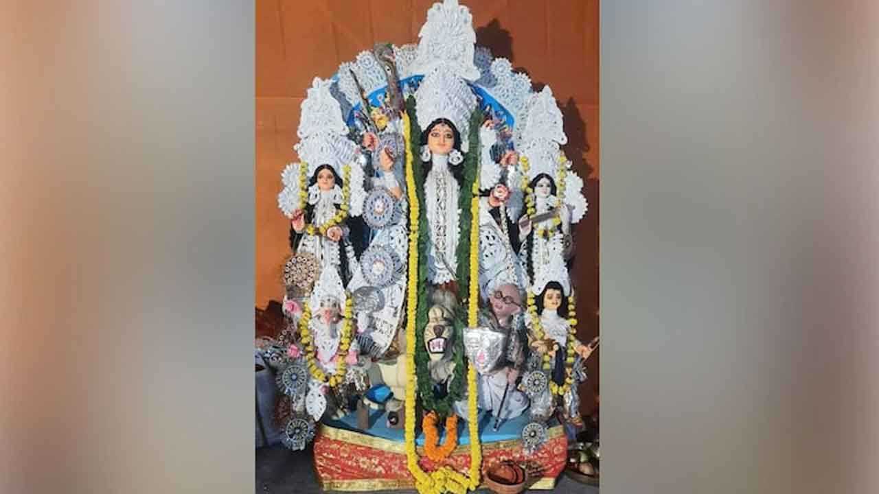 మహిషాసురుడిగా మహాత్ముడు.. గాడ్సే భక్తుల పనేనంటున్న నెటిజనులు