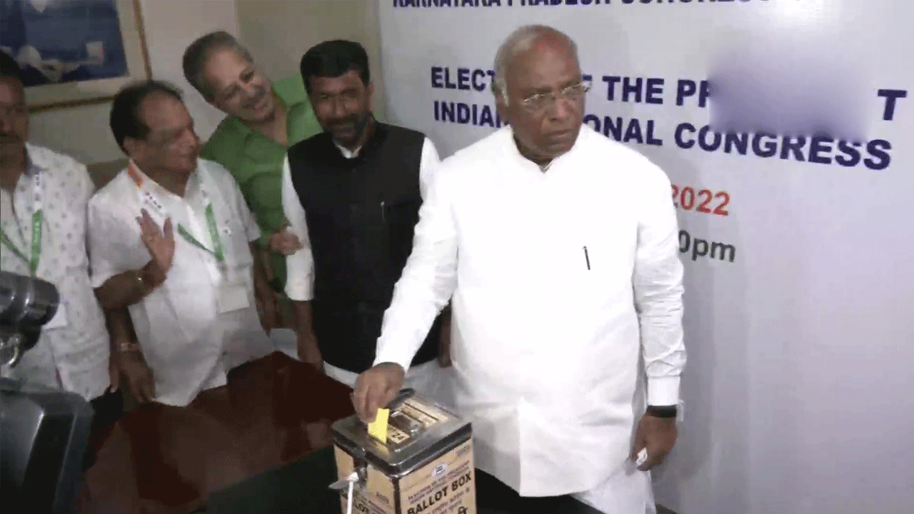 Congress Presidential polls: బెంగళూరులో ఓటు వేసిన ఖర్గే