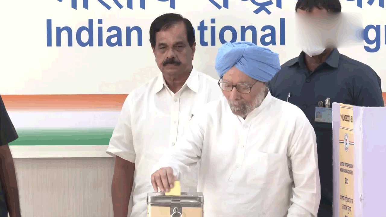 Congress presidential Election: ఢిల్లీలో ఓటు వేసిన మాజీ ప్రధాని మన్మోహన్‌సింగ్‌