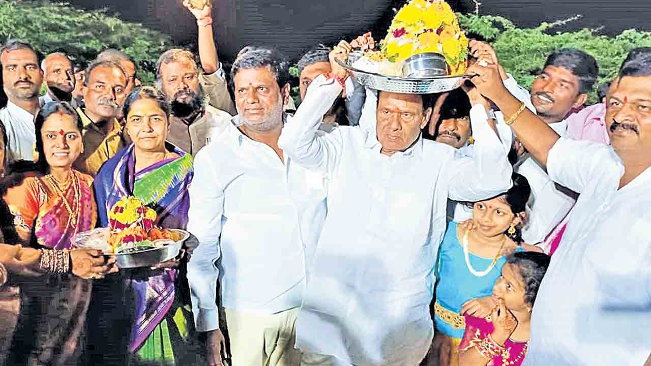 బతుకమ్మతో సంప్రదాయాలకు పెద్దపీట