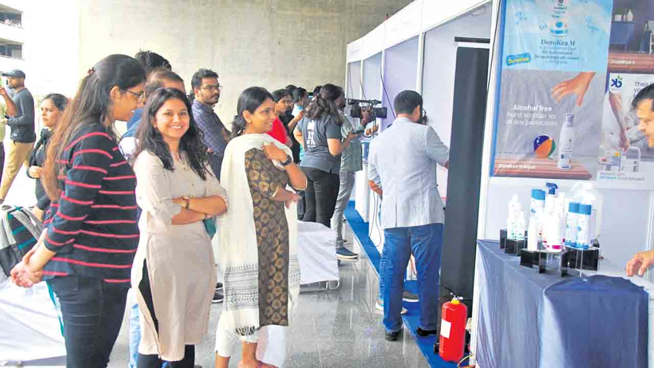 పరిశ్రమలతో కలిసి పనిచేస్తాం