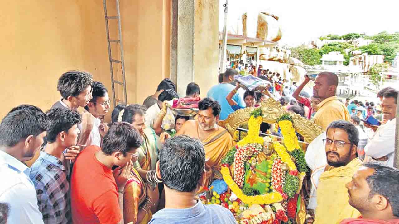 ఏడుపాయల్లోభక్తుల సందడి