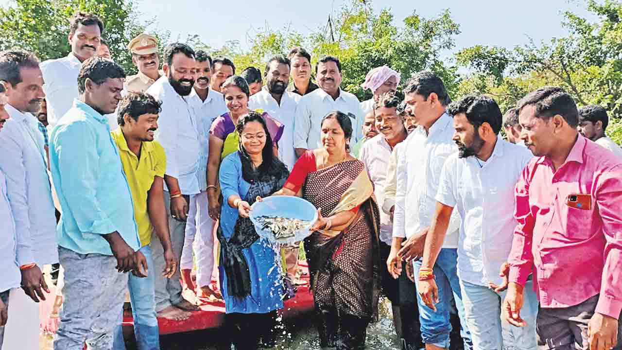 మత్స్యకారులు ఆర్థికంగా ఎదగాలి