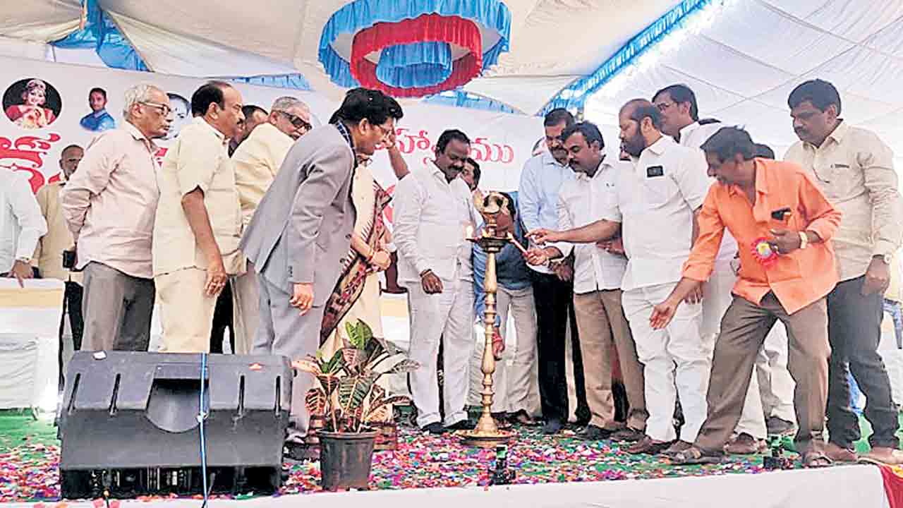 తెలుగు వారందరూ కలిసిమెలిసి ఉండాలి