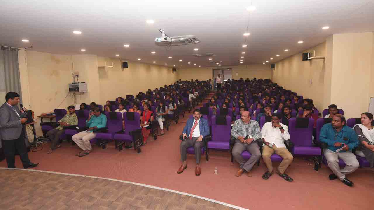 విదేశీ విద్యకు వై యాక్సిస్ సహకారం