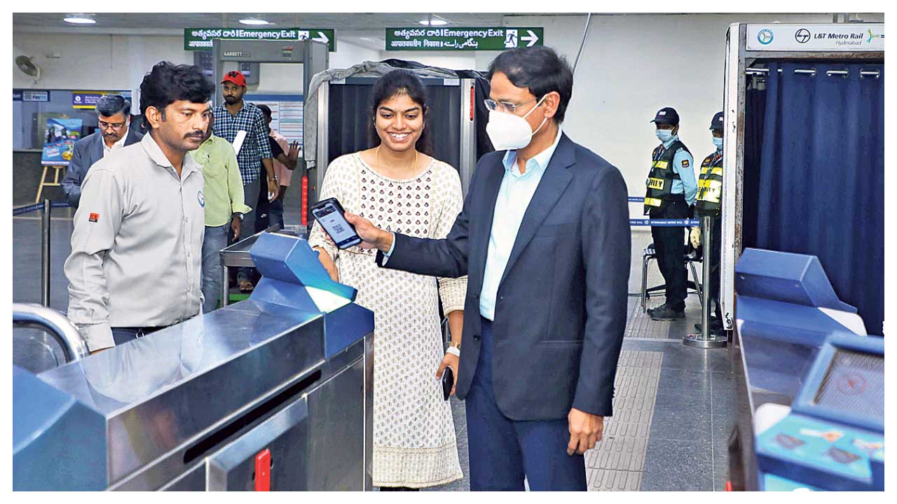 వాట్సాప్‌లో మెట్రో టికెట్‌.. 8341146468కు మెసేజ్‌ పంపితే చాలు