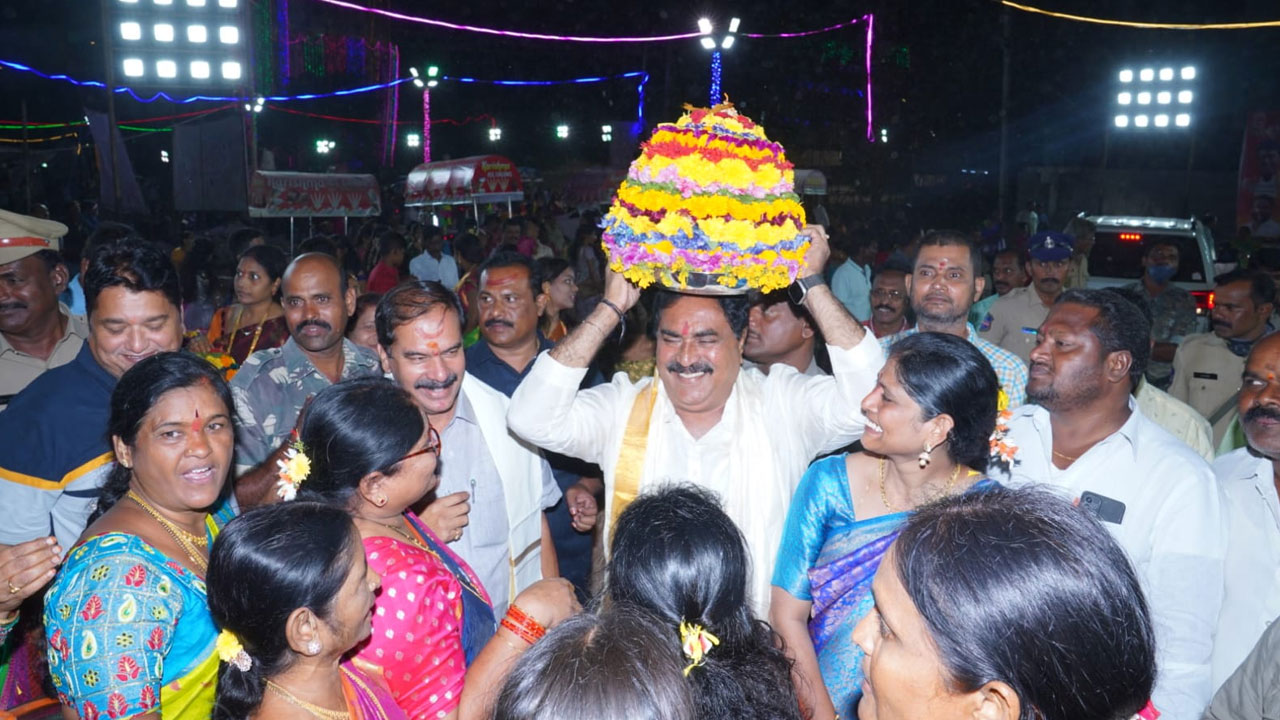 బతుకమ్మ సంబరాల్లో పాల్గొన్న మంత్రి ఎర్రబెల్లి