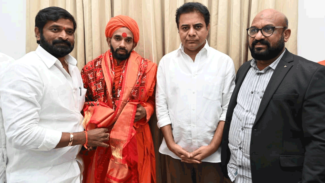 బీజేపీ పాలిత రాష్ట్రాల్లో కుల, చేతి వృత్తులను నిర్వీర్యం చేస్తున్నారు: ప్రణవానంద స్వామి