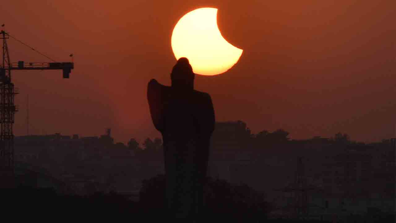 పాక్షిక సూర్యగ్రహణం కనువిందు