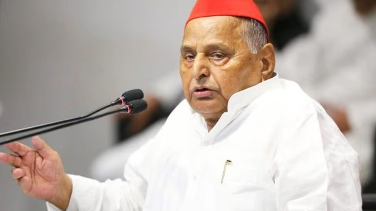 టీచర్‌గా కెరీర్‌ను ప్రారంభించి.. రాజకీయాలను శాసించిన ములాయం..!