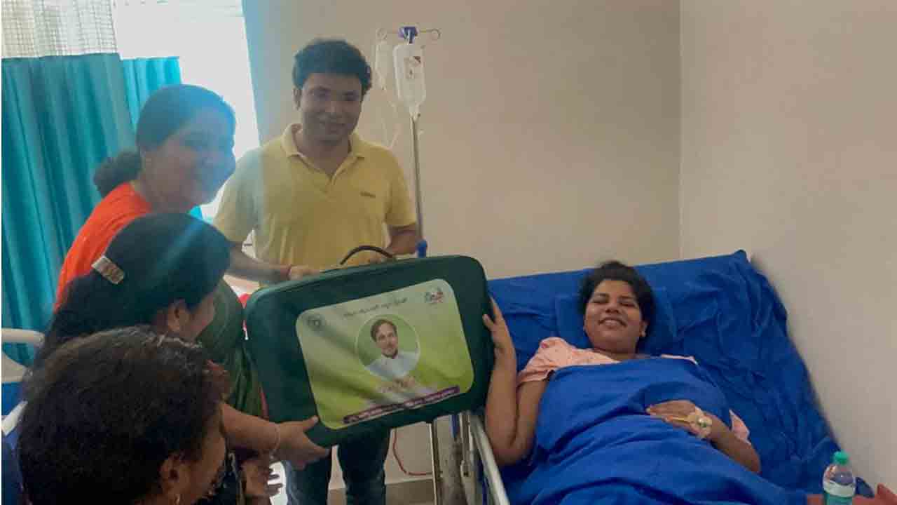 ప్రభుత్వ ఆస్పత్రిలో ములుగు అదనపు కలెక్టర్ ప్రసవం