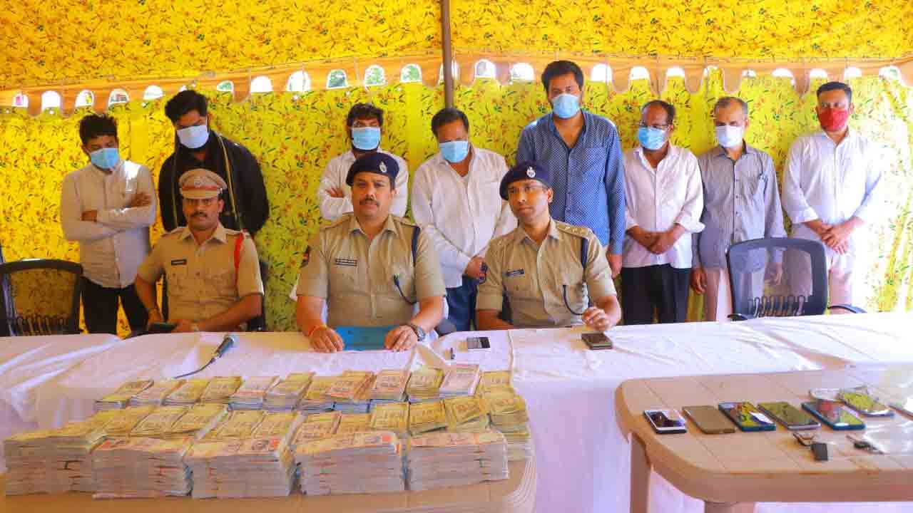 ములుగు జిల్లాలో పాత నోట్ల కలకలం.. రూ. 1.65 కోట్లు సీజ్
