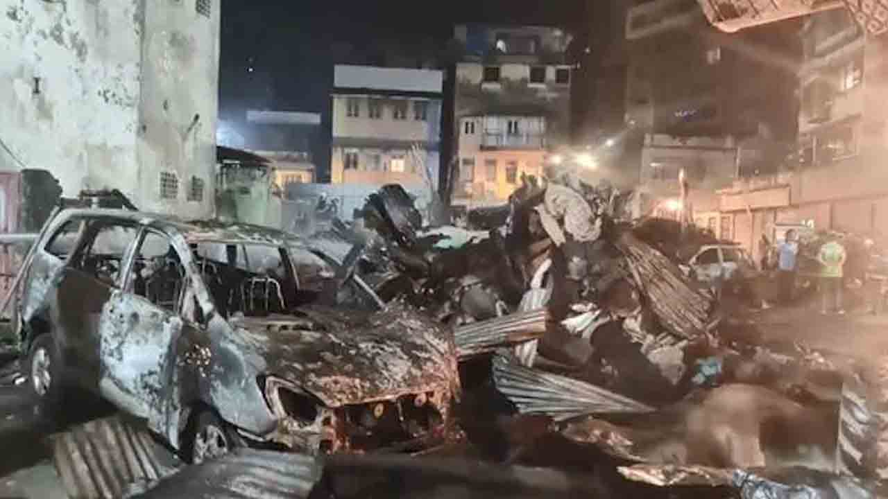 గోదాంలో అగ్నిప్రమాదం.. 6 కార్లు సహా 14 వాహనాలు దగ్ధం