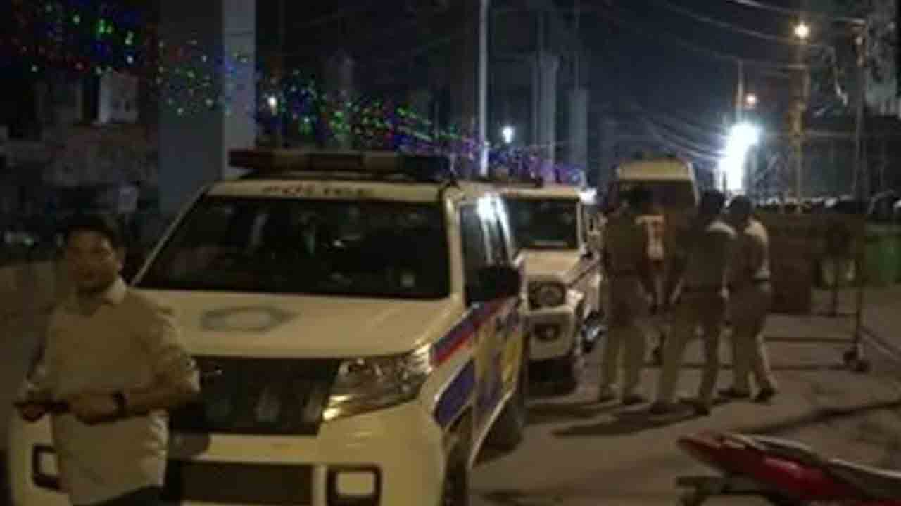 ముంబైలో అర్ధరాత్రి కాల్పుల కలకలం..