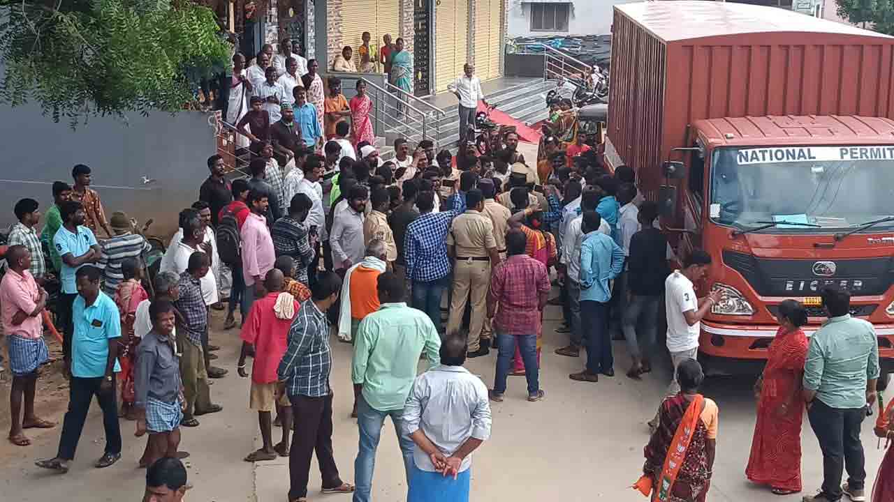 మునుగోడు ఉపఎన్నిక | చౌటుప్పల్‌లో రాజగోపాల్‌ రెడ్డి సతీమణికి నిరసన సెగ