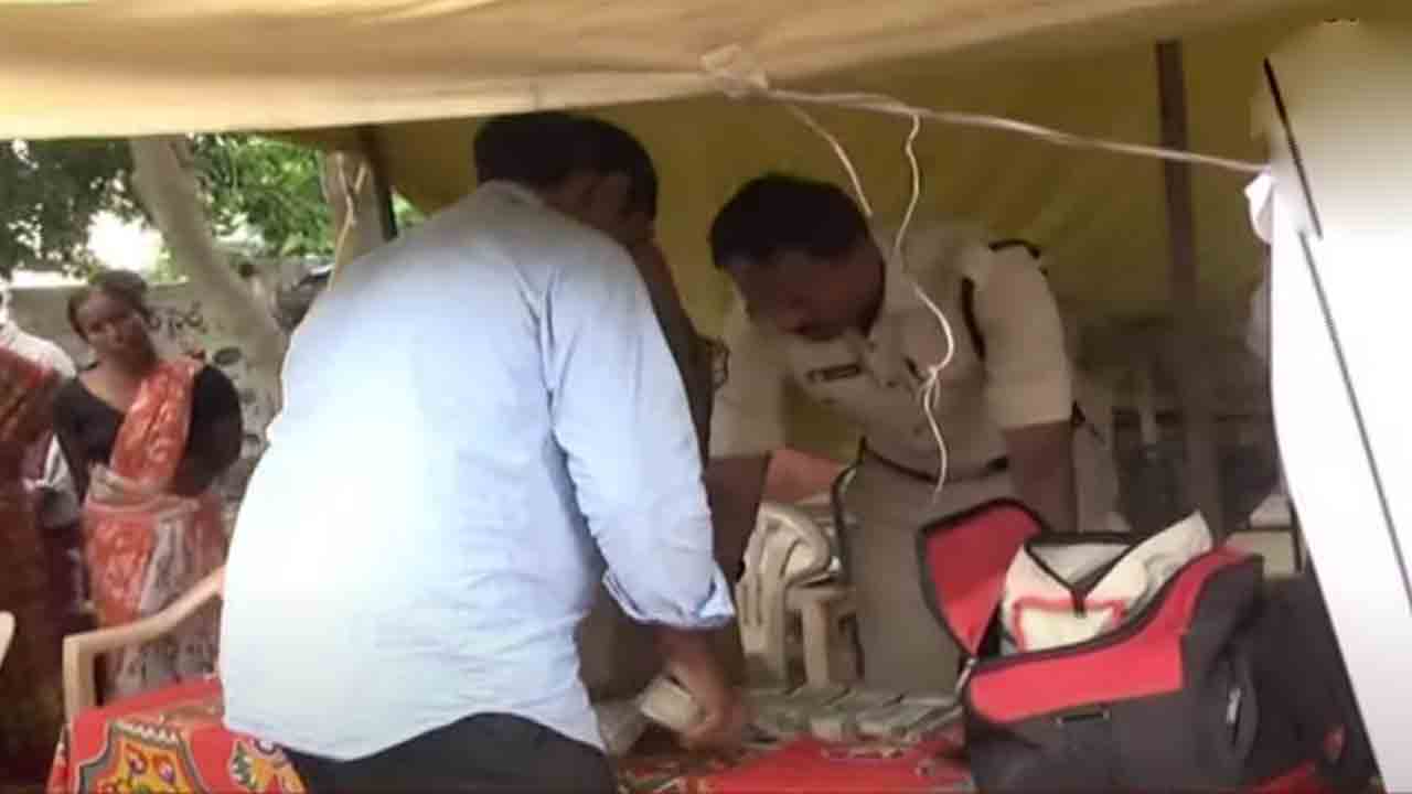 మునుగోడు ఉపఎన్నిక.. నామినేషన్ల మొదటిరోజే పట్టుబడిన డబ్బు