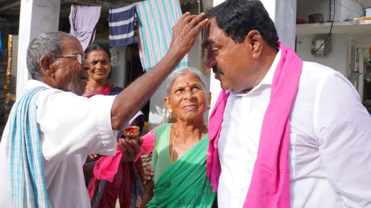 Dayaker rao | మునుగోడులో మంత్రి ఎర్రబెల్లి విభిన్న ప్రచారం.. ఇంటింటికి వెళ్లి కలుస్తున్న అమాత్యుడు