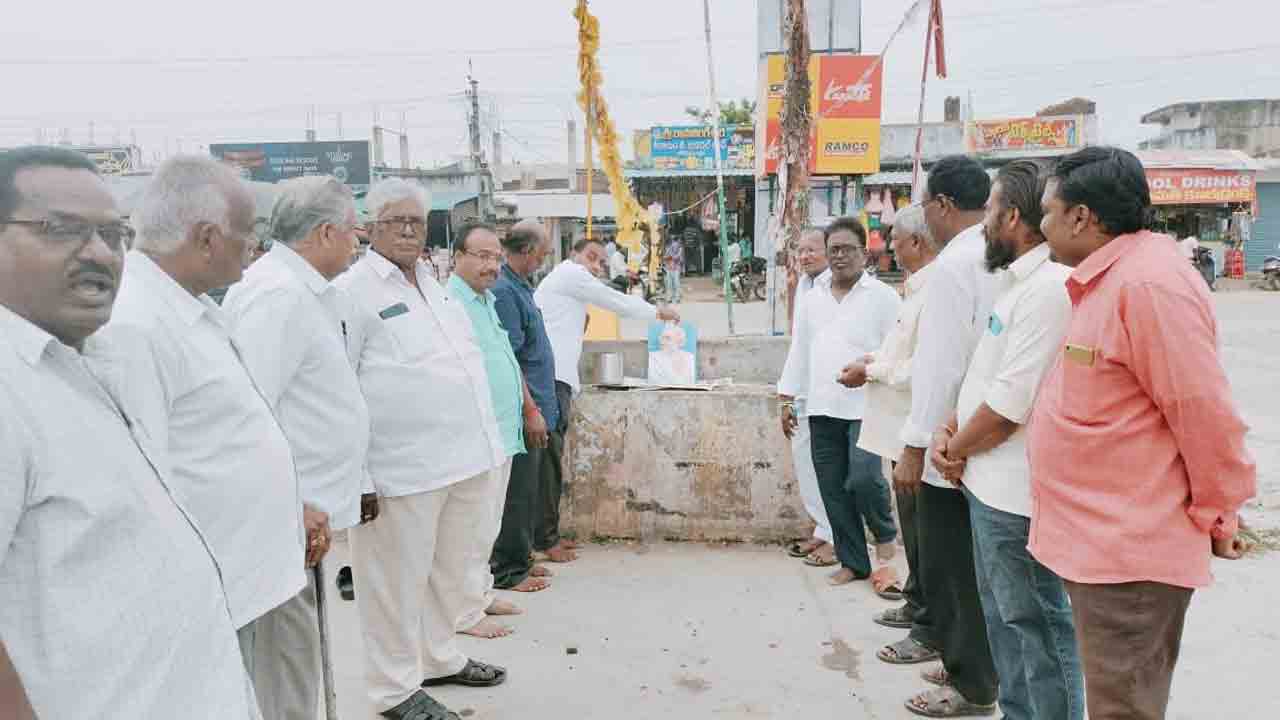 మహాత్ముడిపై మకిలీ రాజకీయాలా?