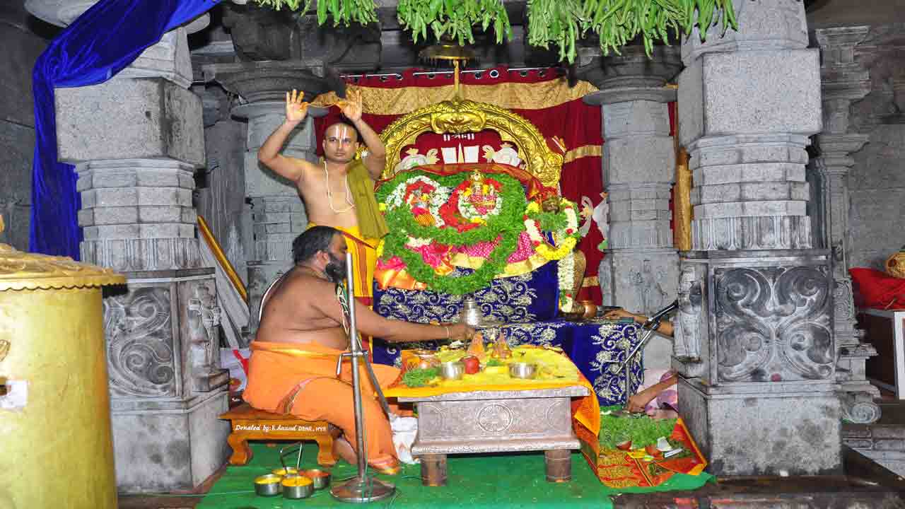 యాదాద్రీశుడికి లక్షపుష్పార్చన