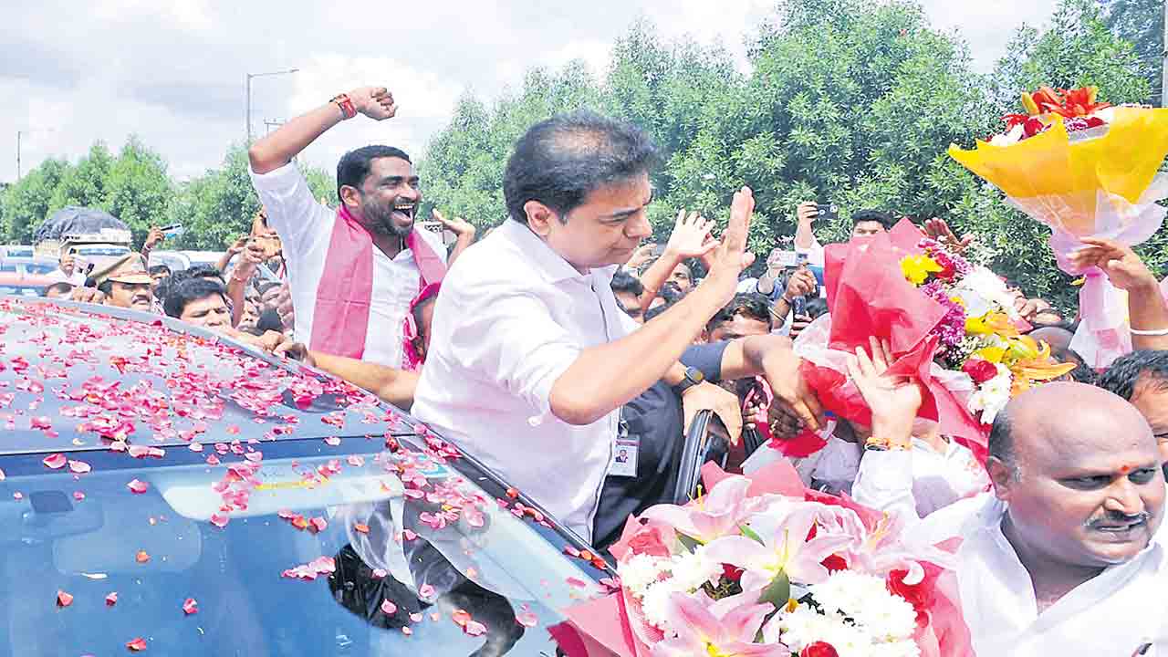 సంప్రదాయ నృత్యాలతో వెల్‌కం పలికిన గిరిజన మహిళలు