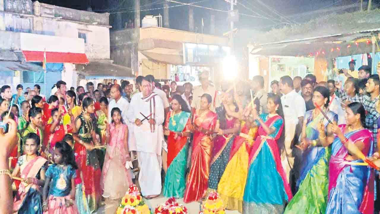 తెలంగాణ సంస్కృతికి ప్రతీక బతుకమ్మ