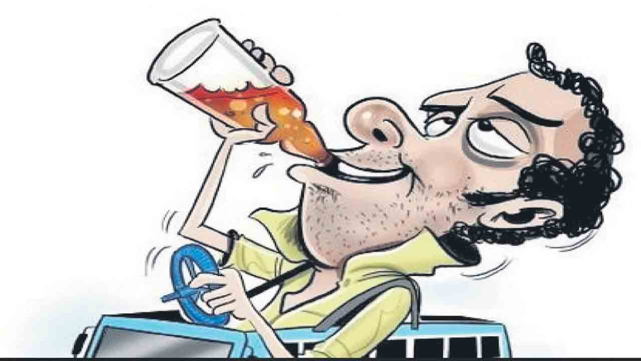 తప్పతాగి పోలీసులకు దొరికిన మందుబాబులు