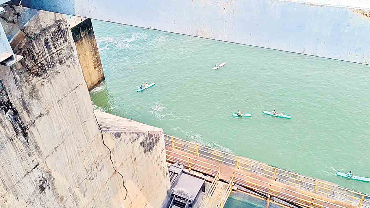 చేపలు పట్టడానికి వెళ్లి నదిలో కొట్టుకుపోయిన తండ్రీకొడులు