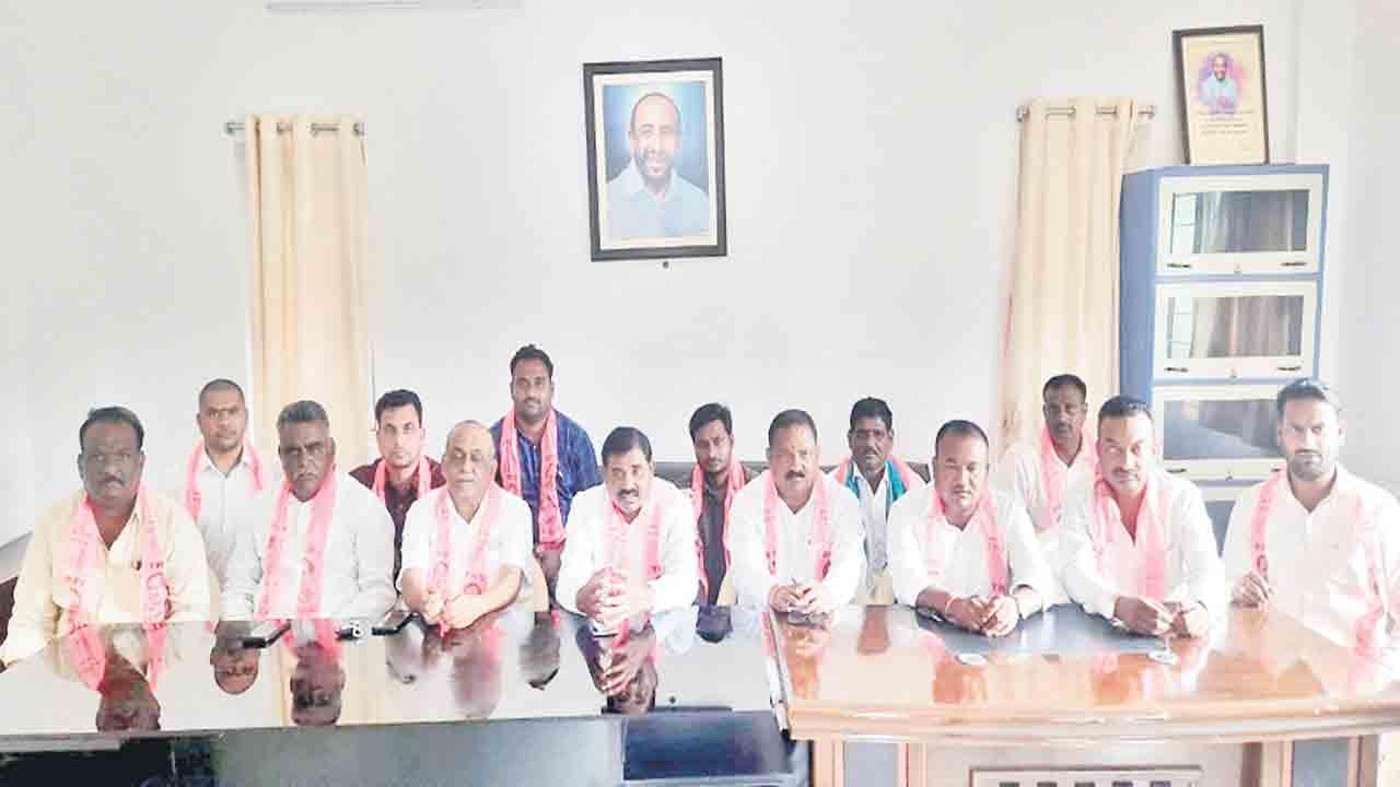 షర్మిలా.. నోరు అదుపులో పెట్టుకో..