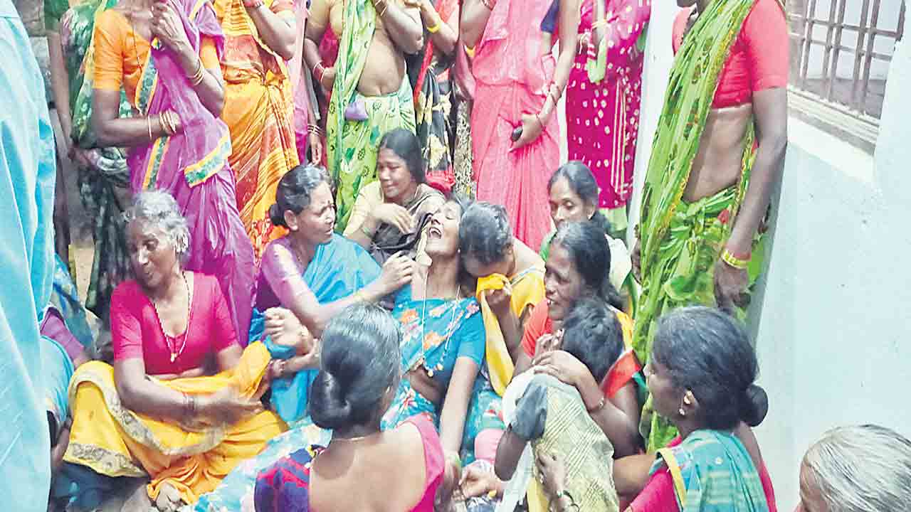 కోతులకు భయపడి చెరువులో దూకిన బాలురు..