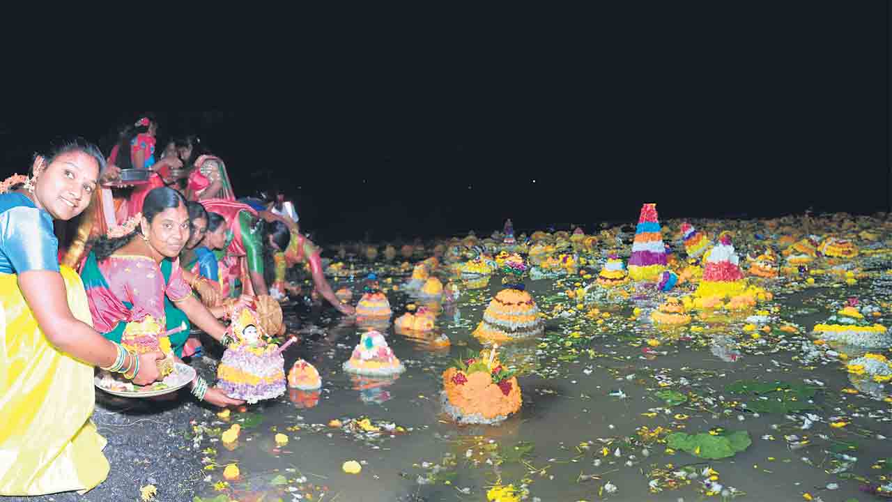 బతుకమ్మ.. వెళ్లిరావమ్మా..