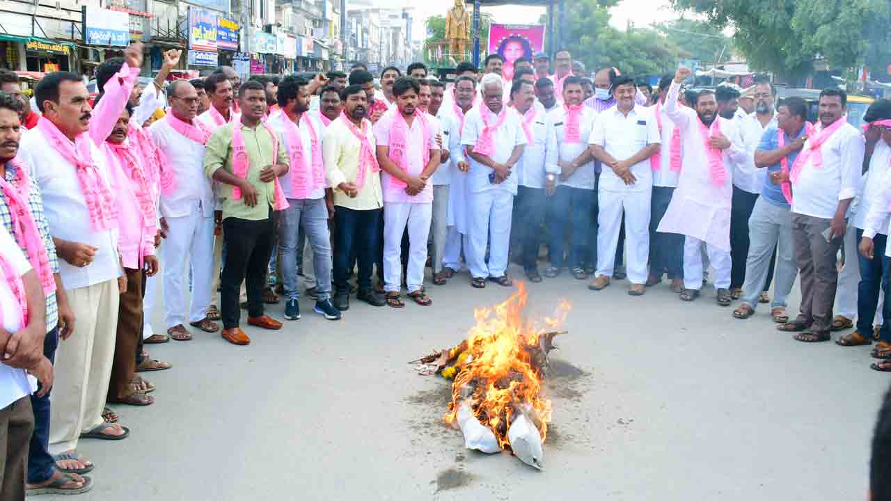 రాజగోపాల్‌రెడ్డికి పోటీ చేసే అర్హత లేదు