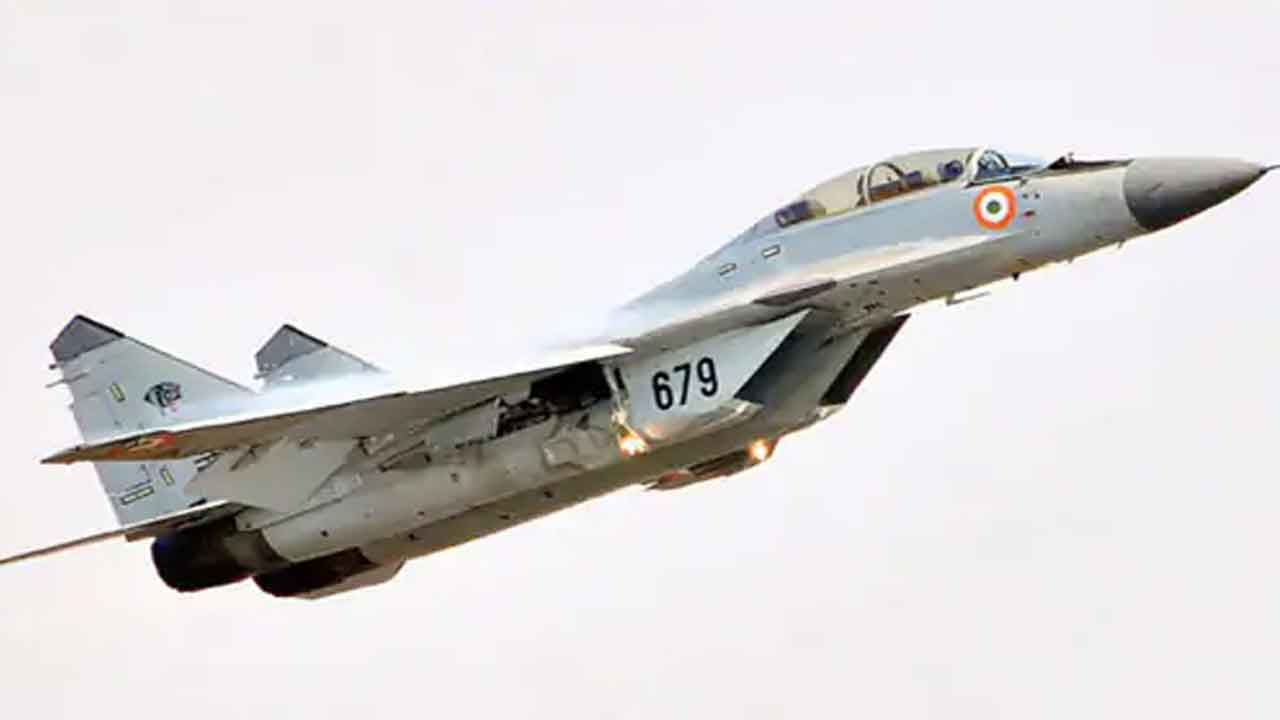 కుప్పకూలిన ‘మిగ్‌-29కే’పైలట్‌ సురక్షితం