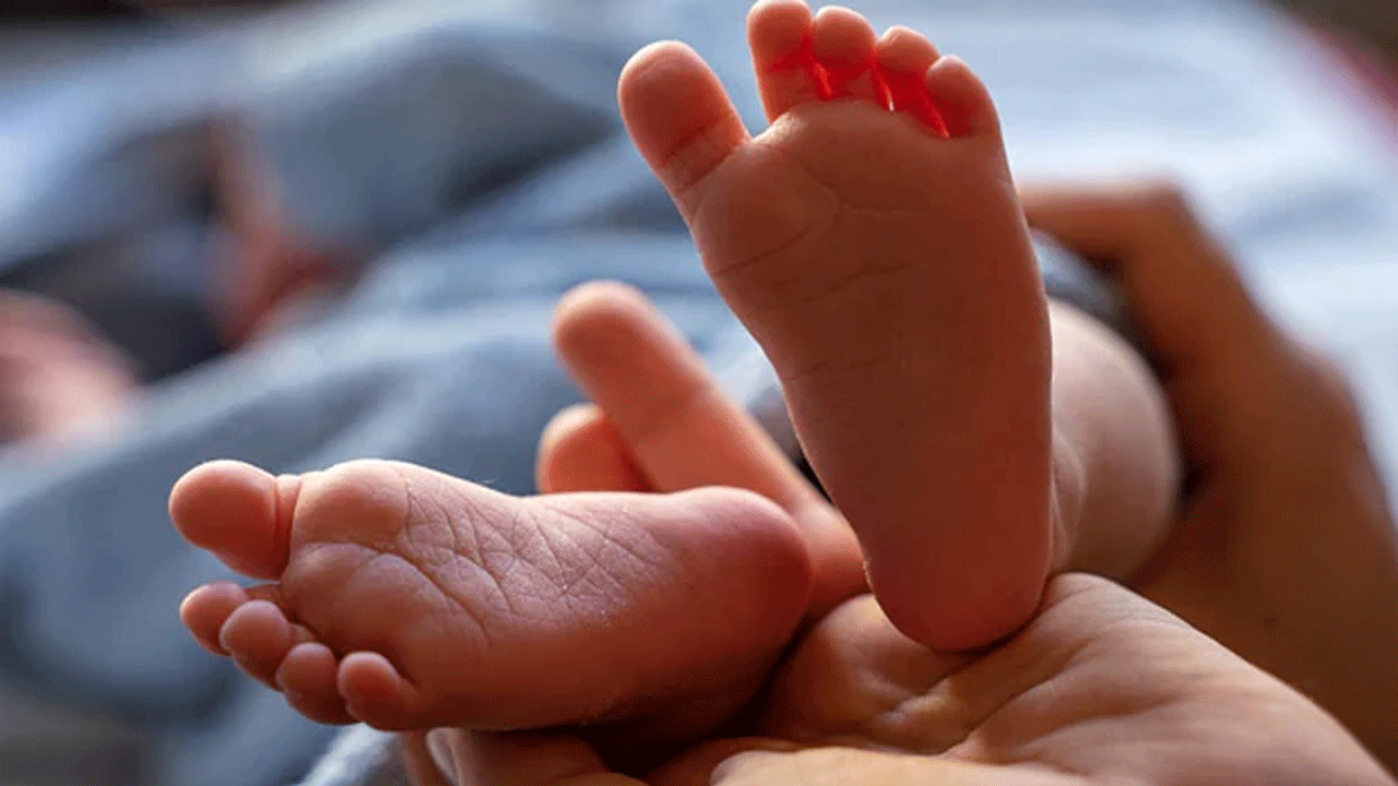 ఐదు రోజుల పసికందును బస్టాండు టాయిలెట్‌లో విడిచివెళ్లిన తల్లి..!