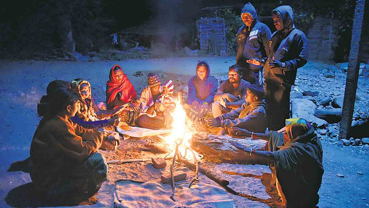 చలి కుంపటి.. మంచు దుప్పటి