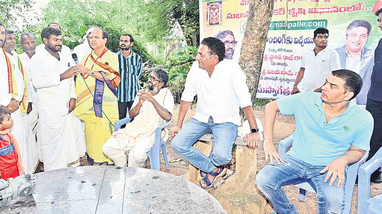 నర్సింగ్‌పల్లిలో ప్రకాశ్‌రాజ్‌