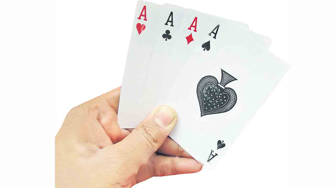 జోరుగా సాగిన పేకాట