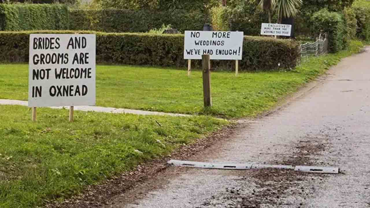 ఇక్కడ పెళ్లిళ్లు చేసుకోవద్దు… బోర్డులు ఏర్పాటు చేసిన గ్రామస్తులు