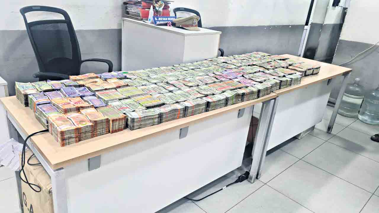 కారులో పట్టుబడ్డ 3.5 కోట్లు