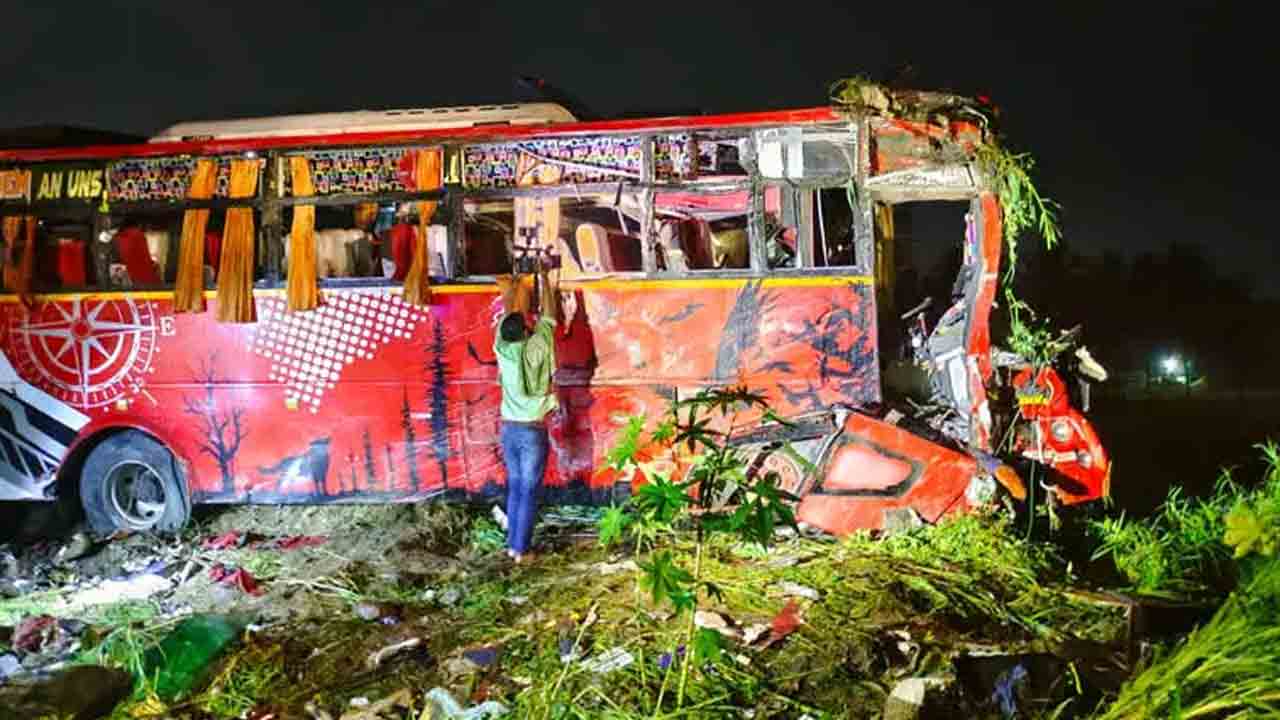 విహారయాత్రలో విషాదం.. రెండు బస్సులు ఢీకొని 9 మంది దుర్మరణం