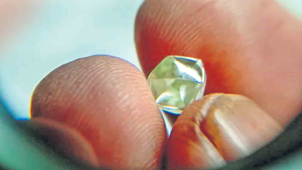 కూలీలకు వజ్రాల పంట.. రెండ్రోజుల్లోనే 15 వజ్రాలు లభ్యం