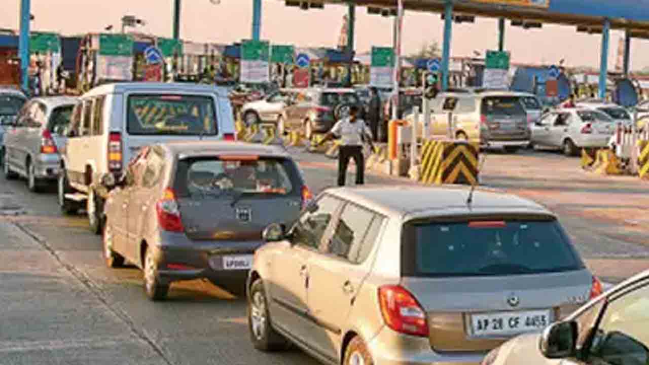 పంతంగి టోల్ ప్లాజా వద్ద భారీగా బంగారం పట్టివేత