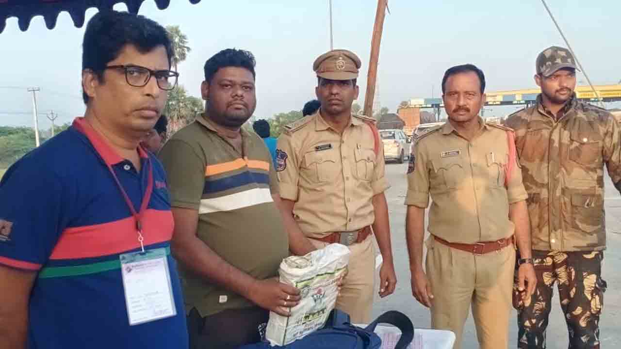 పంతంగి టోల్‌ప్లాజా వద్ద పోలీసుల తనిఖీలు.. కారులో పట్టుబడ్డ రూ.20 లక్షలు